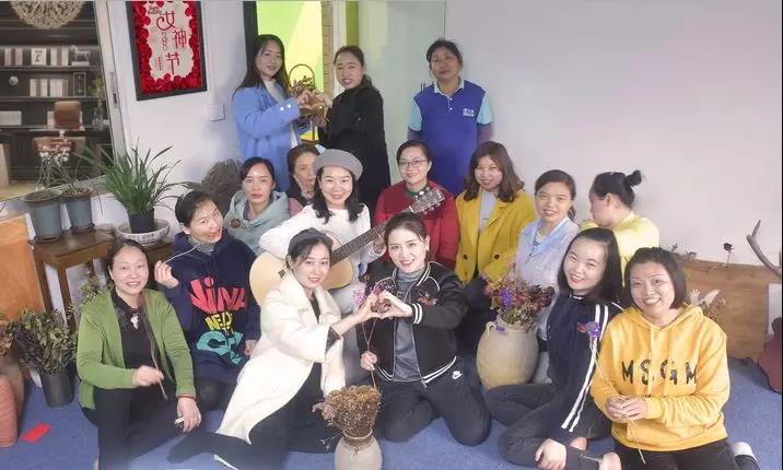 “魅力女神，抹出唇在感” 力華高頻淬火設備的女神們這樣過節(jié)