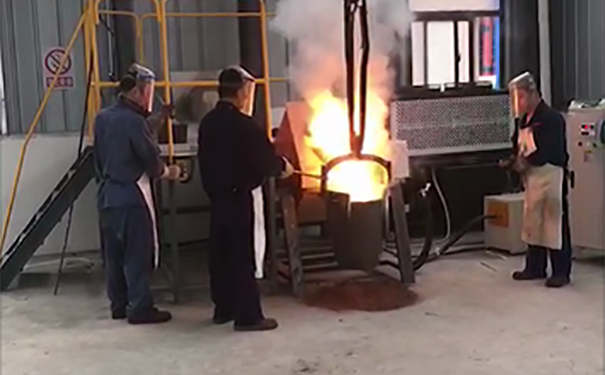 傾倒熔煉爐試機成功